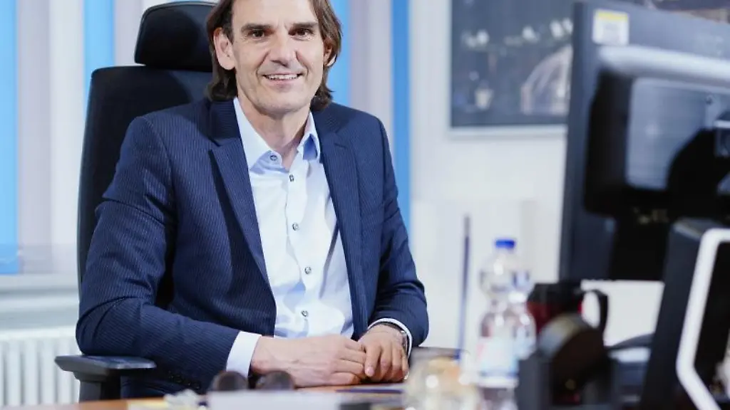 Andreas-Stenger-Praesident-des-Landeskriminalamts-laechelt