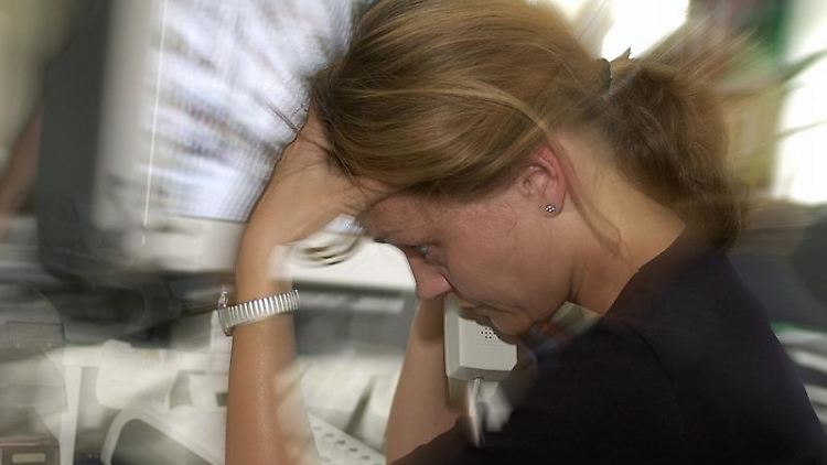 Burnout trifft nicht nur Ältere: Überschwängliches Engagement und Karrieredrang können bei Berufseinsteigern zum Problem werden.