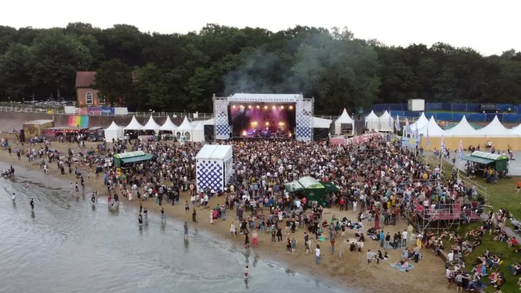 Zahlreiche-Menschen-besuchen-das-Watt-en-Schlick-Festival-am-Kurhausstrand