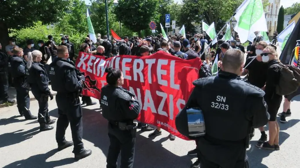 Mit-Transparenten-gehen-Demonstranten-durch-die-Stadt