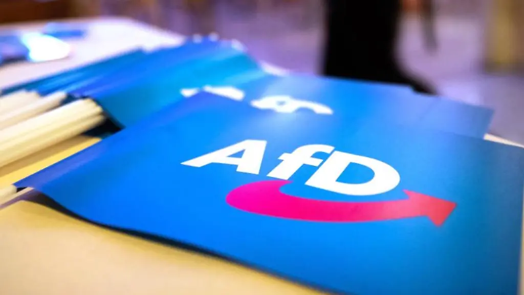 Faehnchen-mit-dem-Logo-der-AfD-liegen-auf-einem-Tisch