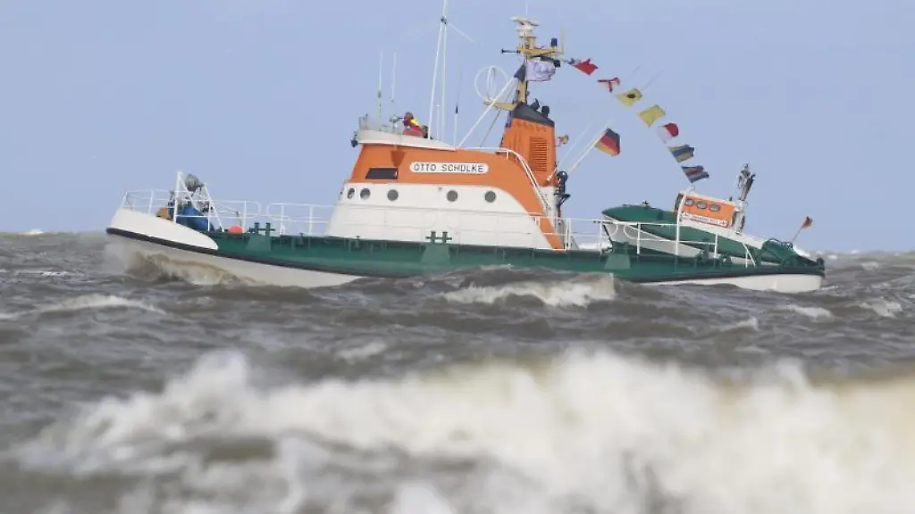 Der-fruehere-Rettungskreuzer-Otto-Schuelke-und-Beiboot-Johann-Fidi-kehren-nach-Norderney-zurueck