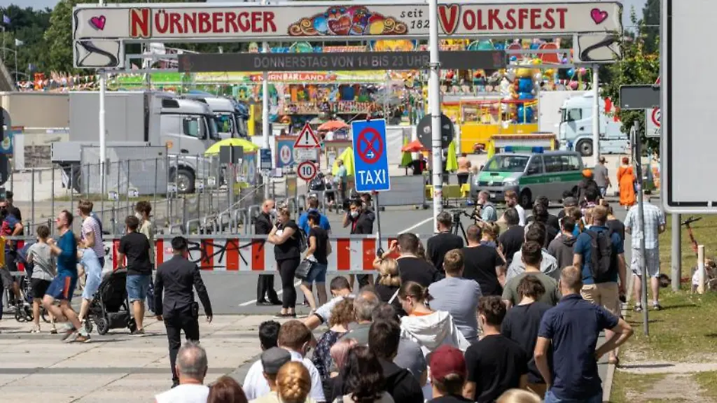 Besucher-des-Freizeitparks-Nuernbaerland-stehen-fuer-eine-Impfaktion-am-Eingang-in-der-Warteschlange