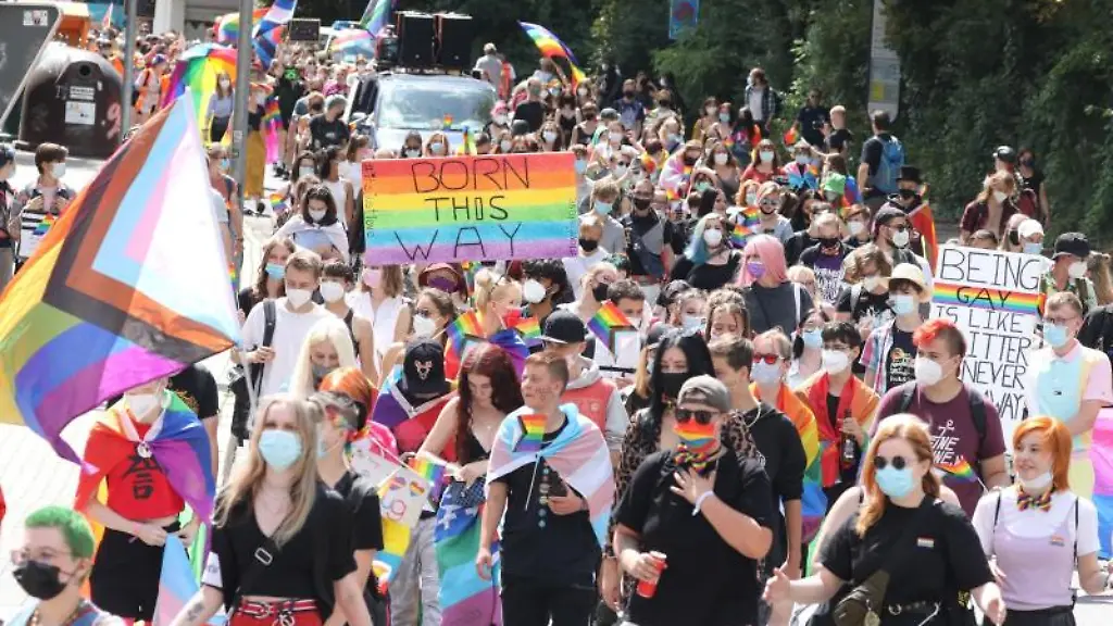 Zwischen-1000-und-1500-Menschen-gehen-beim-Jenaer-Christopher-Street-Day-durch-die-Innenstadt