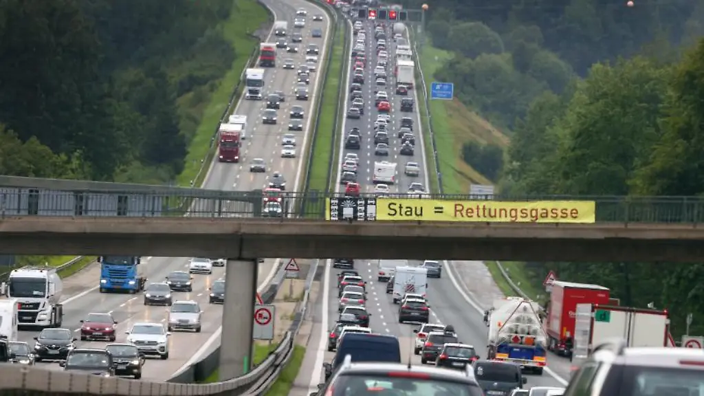 Autos-stauen-sich-auf-der-Autobahn-8-A8-in-Richtung-Sueden