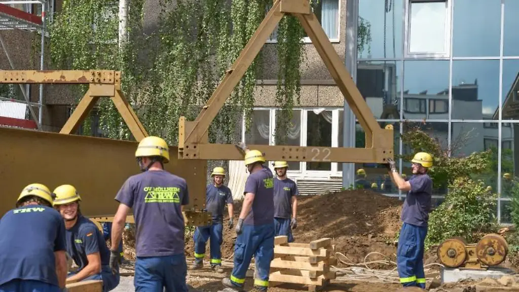 Helfer-des-Technischen-Hilfswerks-errichten-eine-Behelfsbruecke
