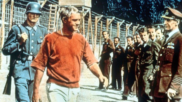Steve McQueen in "Gesprengte Ketten": die Motorradverfolgungsjagd im Film ist legendär.