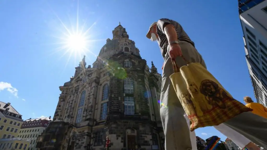 Menschen-die-Masken-tragen-laufen-auf-dem-Neumarkt-vor-der-Frauenkirche-entlang