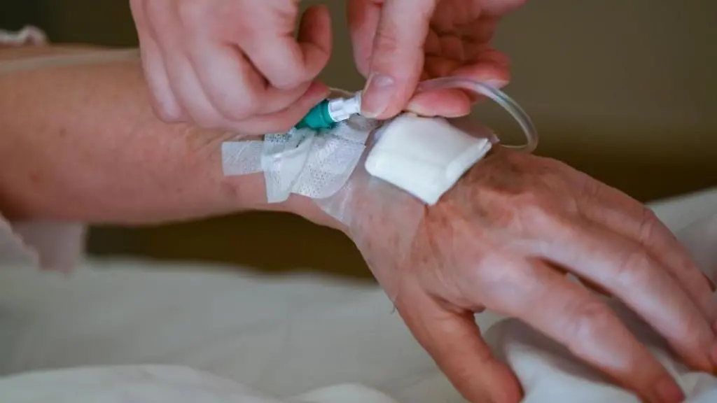 Eine-Krankenpflegerin-kuemmert-sich-um-Patientin