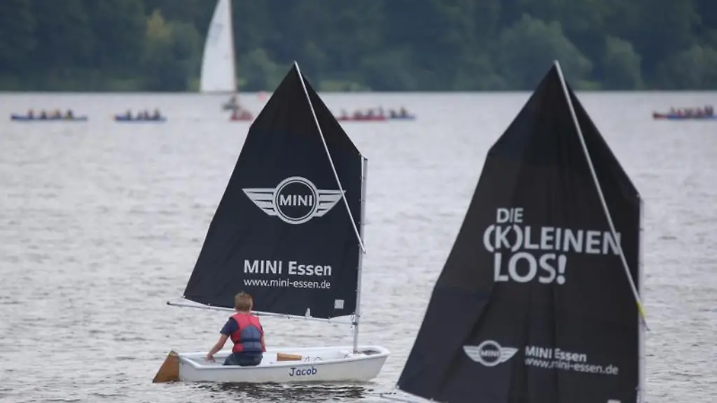 Auf-dem-Essener-Baldeney-See-Sind-kleine-Segelboote-unterwegs