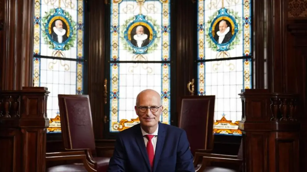 Peter-Tschentscher-SPD-Erster-Buergermeister-in-Hamburg-schaut-in-die-Kamera
