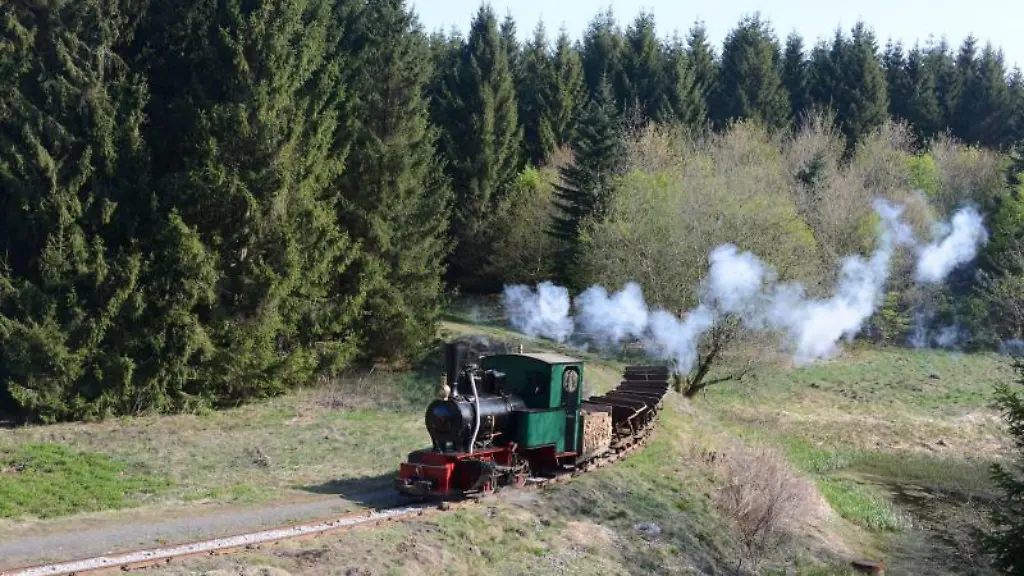 Eine-Dampflok-ist-im-Oberharz-unterwegs