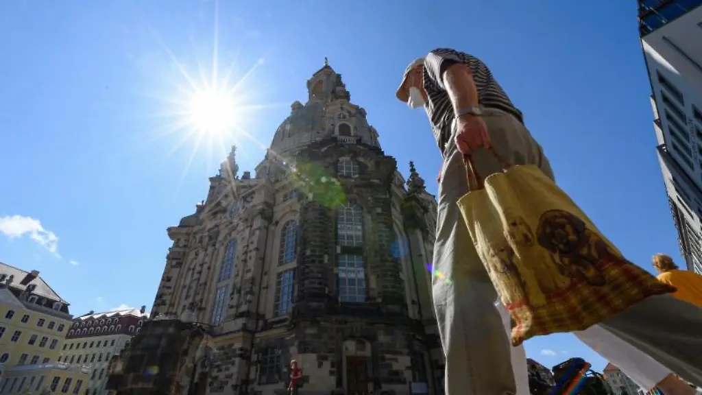 Menschen-die-Masken-tragen-laufen-auf-dem-Neumarkt-vor-der-Frauenkirche-entlang