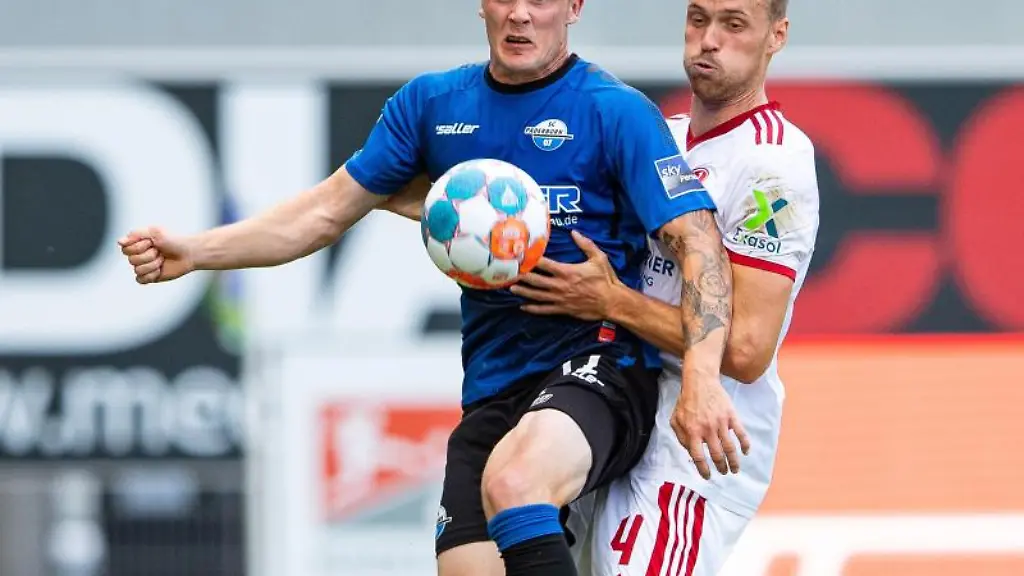 Paderborns-Sven-Michel-l-und-Nuernbergs-Asger-Soerensen-r-kaempfen-um-den-Ball