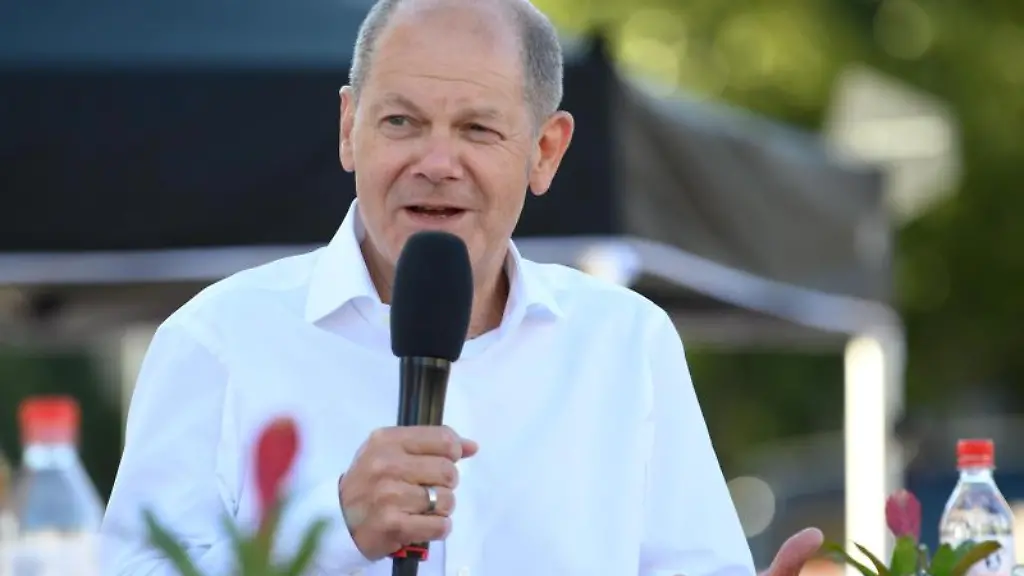 Olaf-Scholz-SPD-antwortet-waehrend-einer-Wahlkampf-Veranstaltung-vor-dem-Potsdamer-Brandenburger-Tor-auf-Fragen-von-Buergern