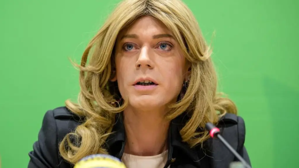 Tessa-Ganserer-Buendnis-90-Die-Gruenen-spricht-auf-einer-Pressekonferenz