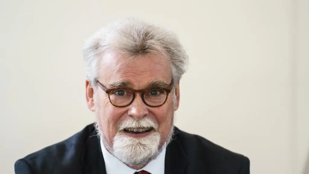 Herbert-Mertin-FDP-Justizminister-von-Rheinland-Pfalz-sitzt-in-der-Staatskanzlei