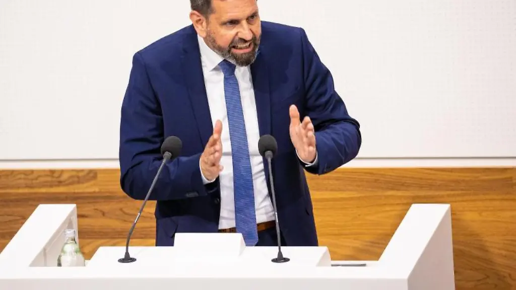 Niedersachsens-Umweltminister-Olaf-Lies-spricht-in-der-Sitzung-des-niedersaechsischen-Landtags