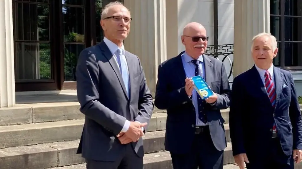 Bremens-Innensenator-Ulrich-Maeurer-erhaelt-den-BdST-Preis-fuer-Mut-und-Entschlossenheit-in-der-Politik