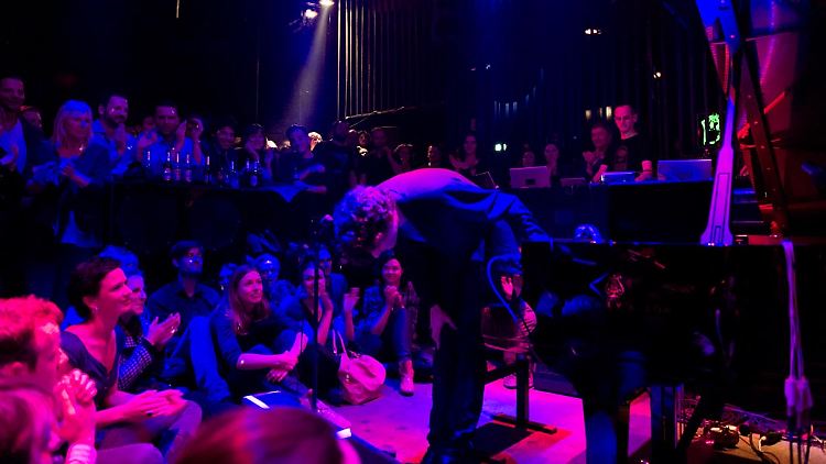 Das Publikum ist ihm nah, das gehört zum Club-konzept.