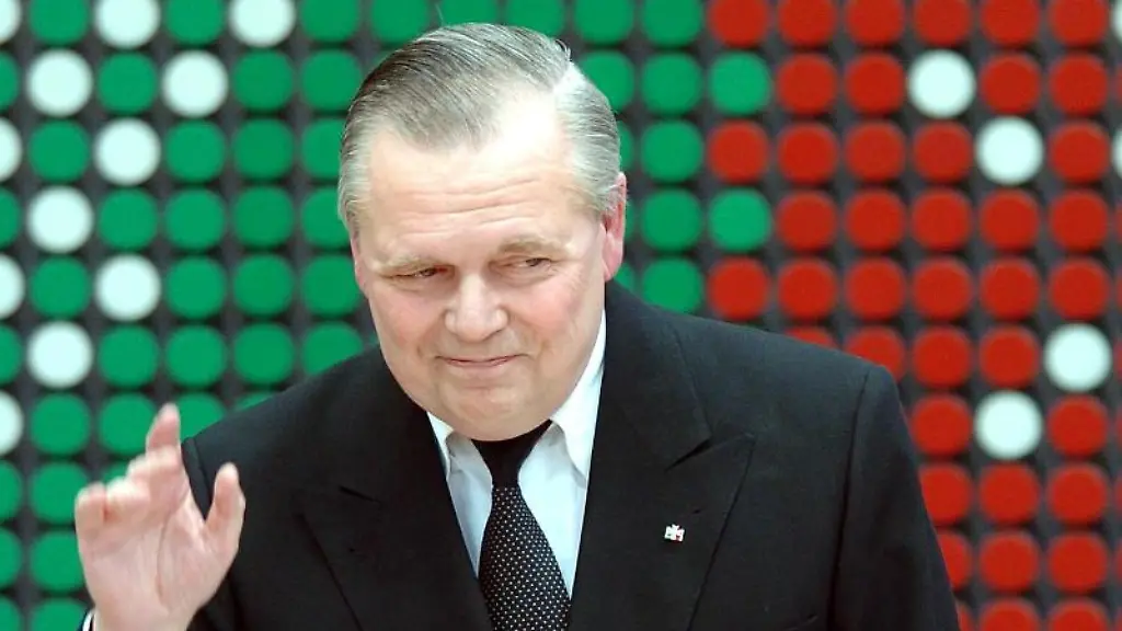 Der-scheidende-Landtagspraesident-Ulrich-Schmidt-winkt-ins-Plenum-des-Landtags