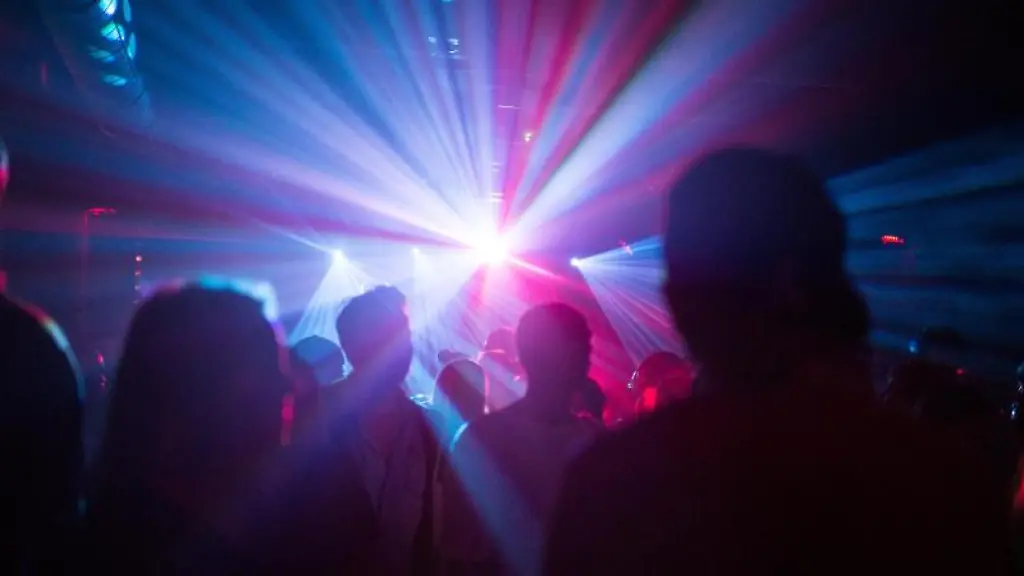 Menschen-tanzen-in-einem-Club