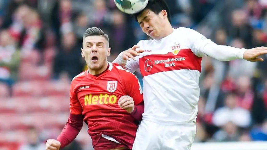 Nicolas-Waehling-l-in-Aktion-gegen-Wataru-Endo-r-vom-VfB-Stuttgart
