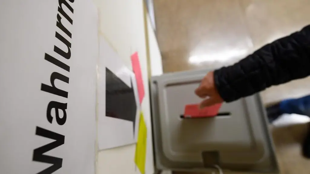 Ein-Mann-wirft-einen-Wahlbrief-in-eine-Wahlurne