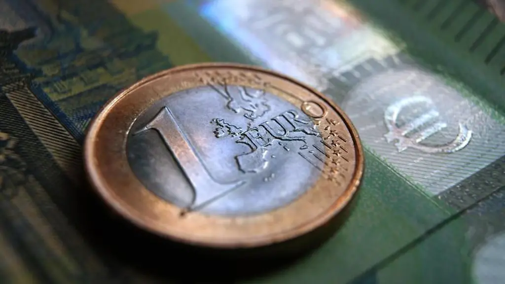 Eine-Ein-Euro-Muenze-und-100-Euro-Banknoten-liegen-auf-einem-Tisch