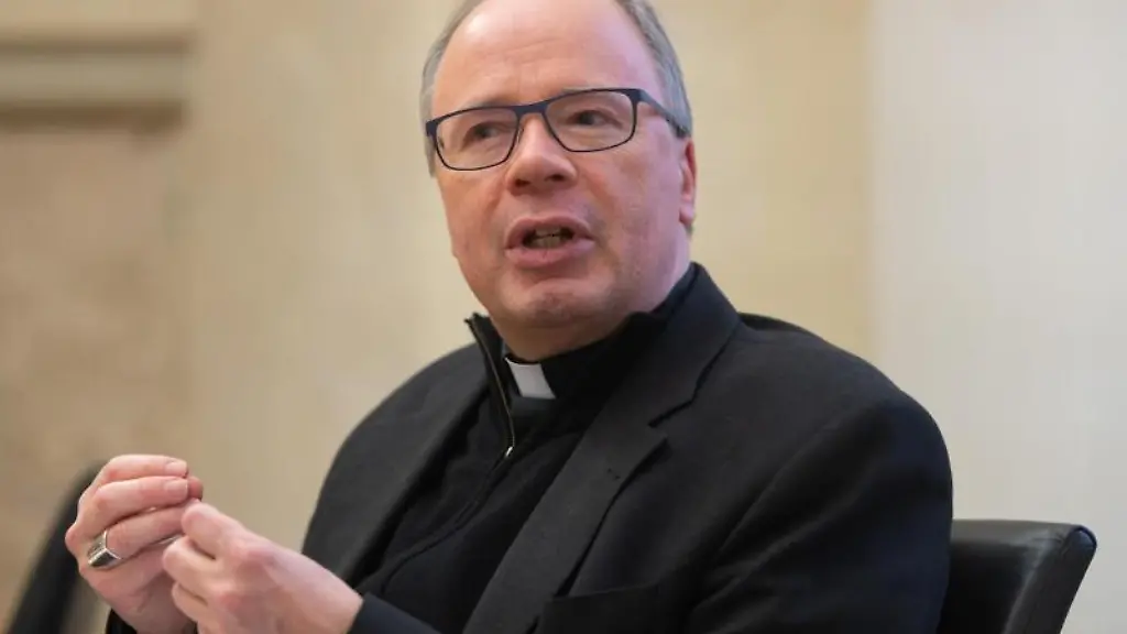Der-Trierer-Bischof-Stephan-Ackermann-spricht-bei-einem-Interview