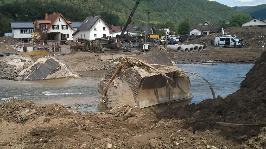 Pioniere-der-Bundeswehr-errichten-eine-Behelfsbruecke
