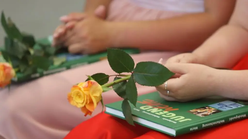 Teilnehmer-der-Jugendweihefeier-sitzen-in-einer-Mehrzweckhalle