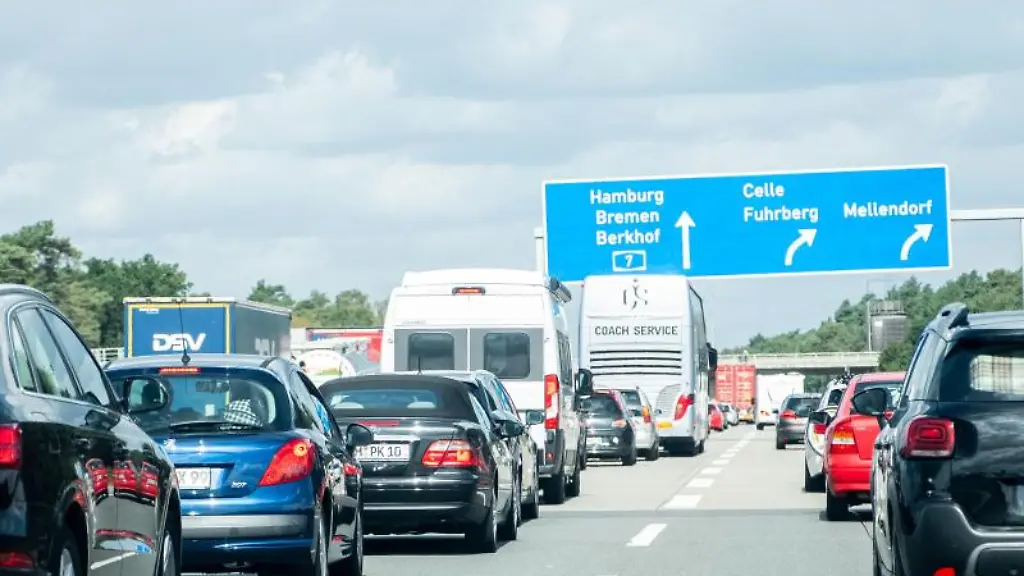 Fahrzeugkolonnen-sind-dicht-gedraengt-auf-der-Autobahn-2-zu-sehen