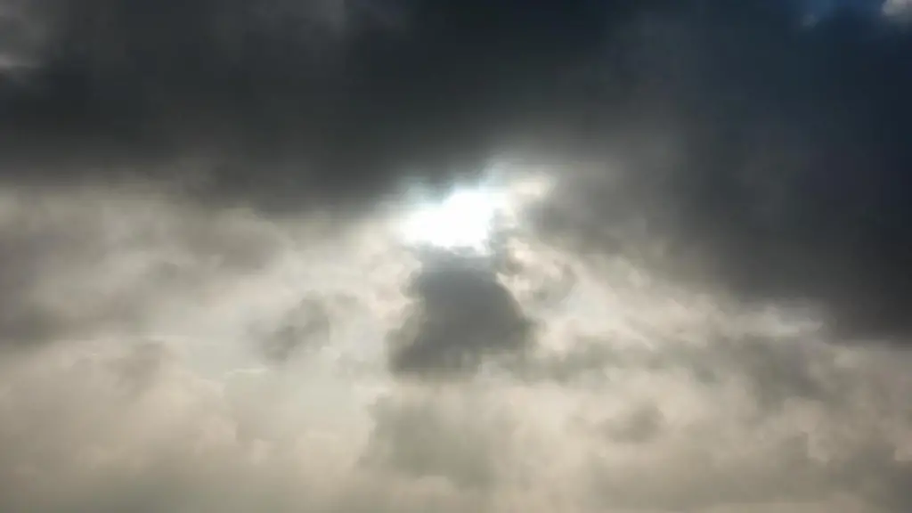 Die-Sonne-kommt-hinter-einer-dunklen-Wolkendecke-hervor