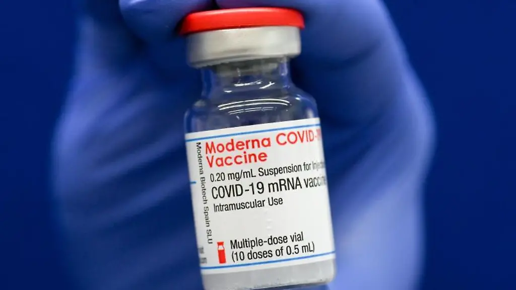 Eine-Ampulle-mit-Covid-19-Impfstoff-wird-in-einer-Hand-gehalten