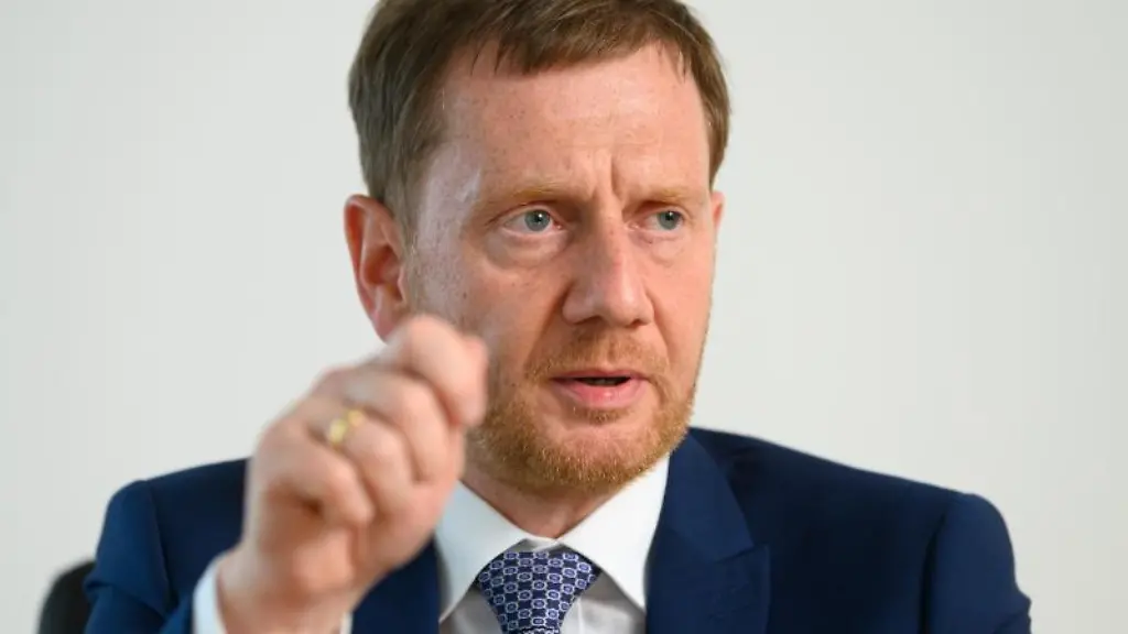 Michael-Kretschmer-CDU-gestikuliert-in-seinem-Buero-im-Landtag