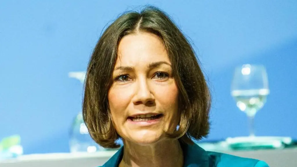 Anne-Spiegel-spricht-im-Landtag