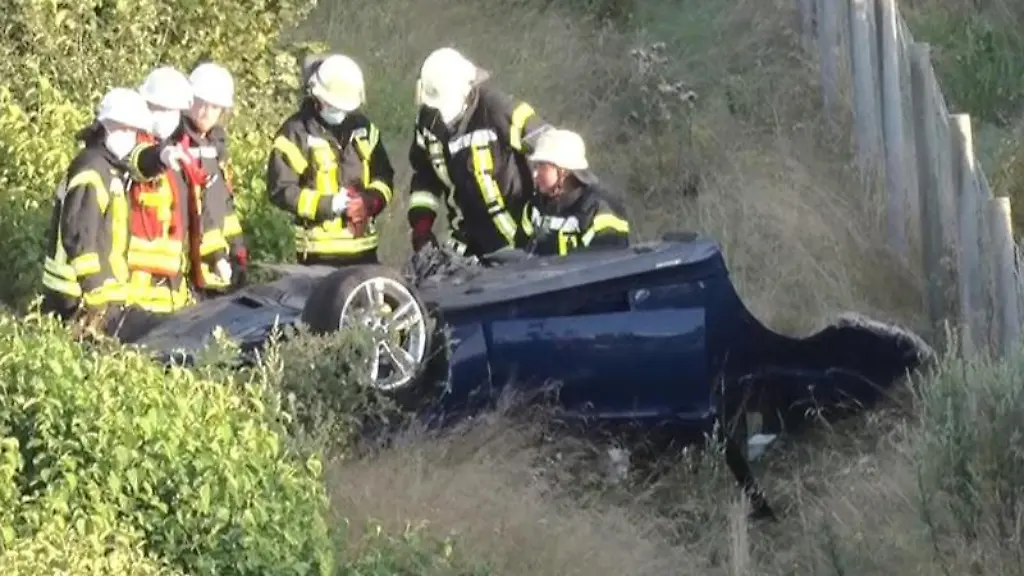 Feuerwehrleute-stehen-um-den-vorderen-Teil-eines-zerteilten-Autowracks-an-der-A31
