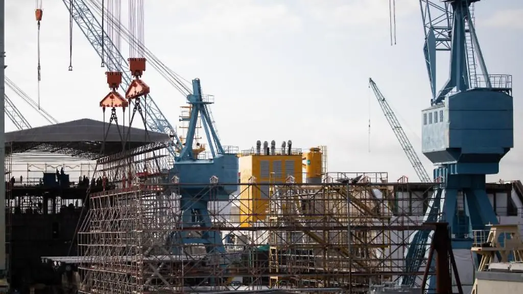 Werftarbeiter-arbeiten-in-einer-Halle-auf-dem-Gelaende-der-Pella-Sietas-Werft