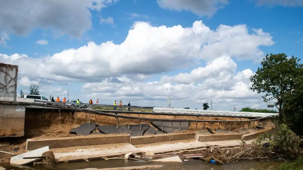 Arbeiter-inspizieren-Teile-der-infolge-des-Hochwassers-unterspuelten-und-eingestuerzten-Autobahn-A1