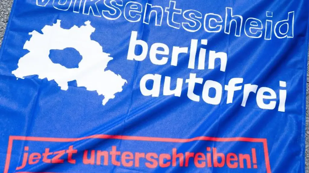 Bei-einer-Aktion-von-Volksentscheid-Berlin-autofrei-liegt-ein-Transparent-mit-der-Aufschrift-volksentscheid-berlin-autofrei-auf-dem-Boden