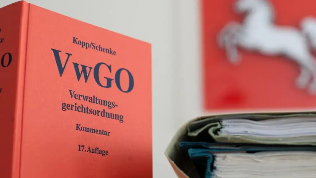 Die-Verwaltungsgerichtsordnung-steht-im-Niedersaechsischen-Oberverwaltungsgericht-OVG-auf-einem-Tisch