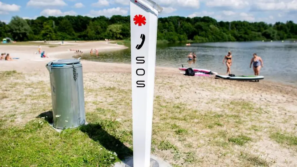 Eine-Notrufsaeule-der-DLRG-steht-an-einem-Badesee