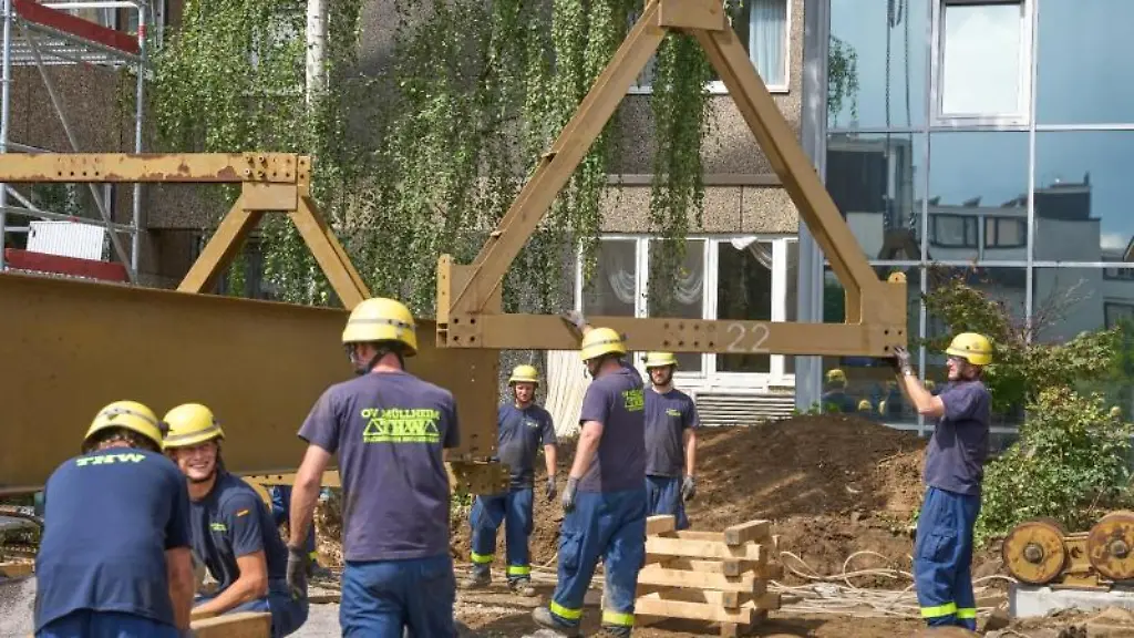 Helfer-des-Technischen-Hilfswerks-errichten-eine-Behelfsbruecke-fuer-die-Ahr