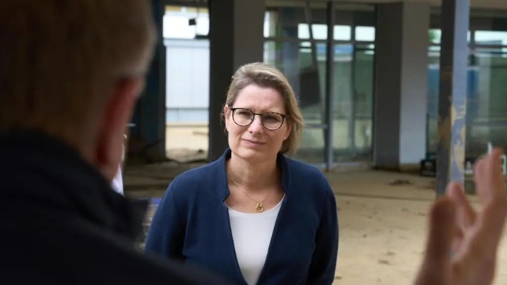 Die-rheinland-pfaelzische-Bildungsministerin-Stefanie-Hubig-spricht-an-der-Boeselager-Realschule