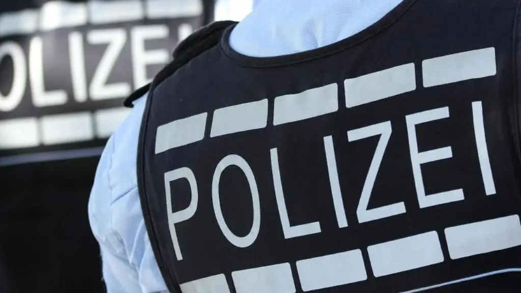 In-Westen-gekleidete-Polizisten
