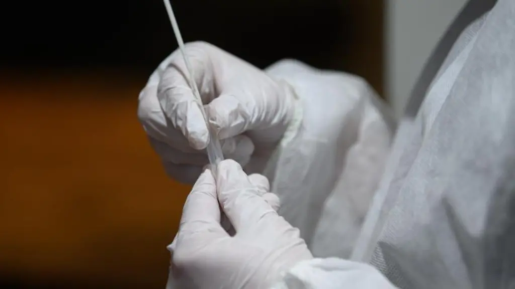 Ein-Corona-Schnelltest-wird-in-einer-Teststation-aufbereitet