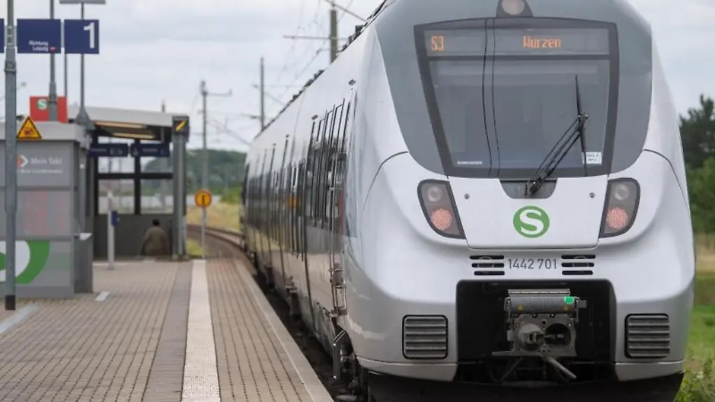 Eine-S-Bahn-faehrt-in-den-Haltepunkt-Groebers-zwischen-Halle-Saale-und-Leipzig