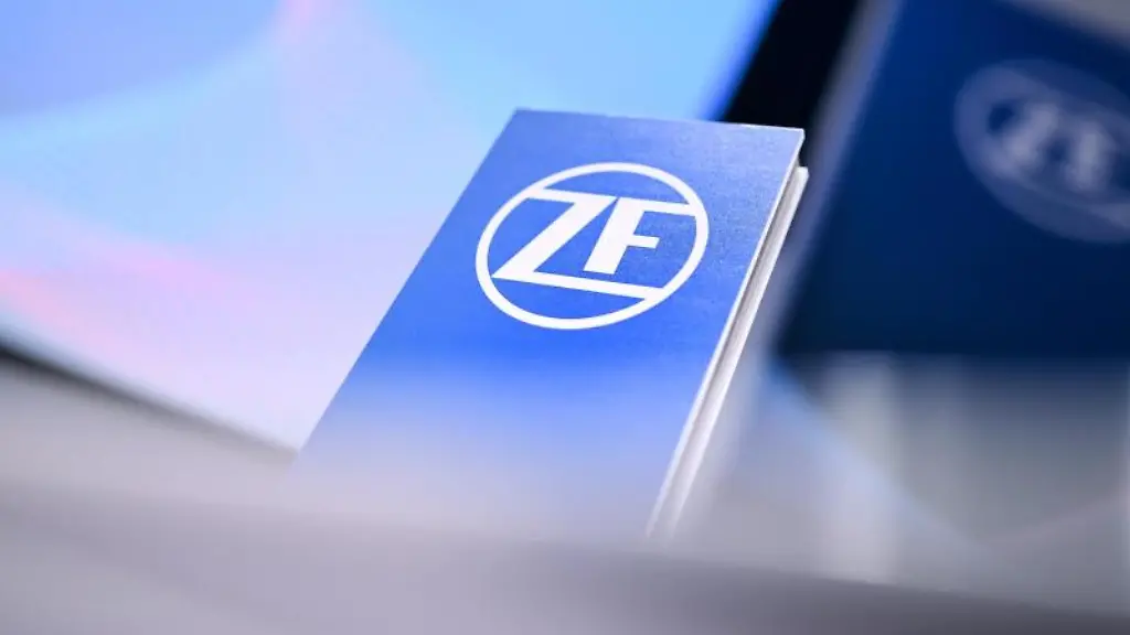 Das-ZF-Logo-steht-auf-einem-Rednerpult