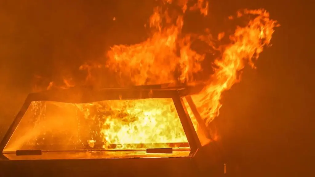 Ein-Auto-steht-in-Flammen